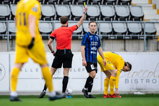 Domare Andreas Dufva-Johansson tilldelar IFK Göteborgs