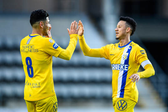 IFK Göteborgs Hosam Aiesh och Tobias Sana jublar