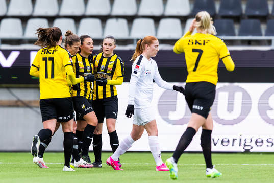 Häckens Johanna Rytting Kaneryd jublar med lagkamrater
