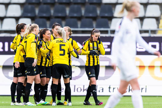 Häckens Johanna Rytting Kaneryd jublar med lagkamrater