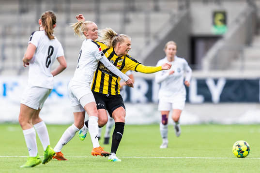 Växjös Emma Pennsäter och Häckens Stina Blackstenius