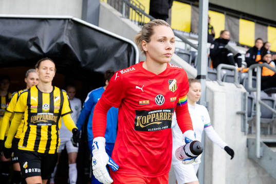 Häckens målvakt Jennifer Falk innan fotbollsmatchen i