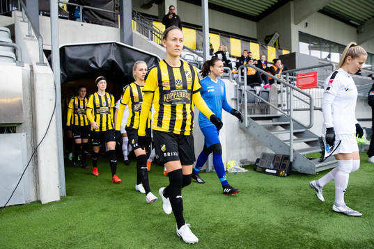 Häckens Emma Kullberg innan fotbollsmatchen i Svenska
