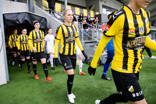 Häckens Lotta Ökvist innan fotbollsmatchen i Svenska