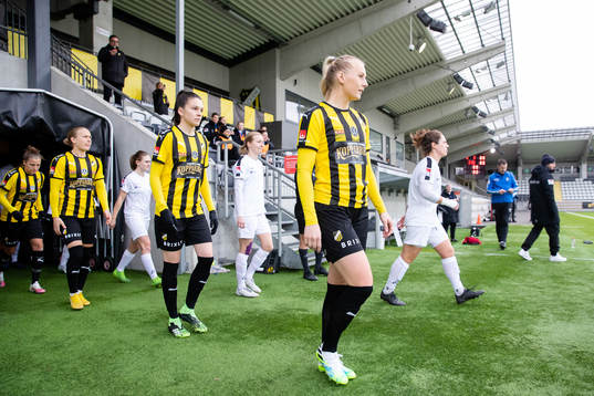 Häckens Stina Blackstenius innan fotbollsmatchen i Svenska