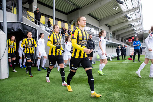 Häckens Filippa Curmark innan fotbollsmatchen i Svenska