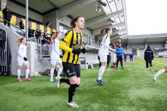 Häckens Pauline Hammarlund innan fotbollsmatchen i Svenska