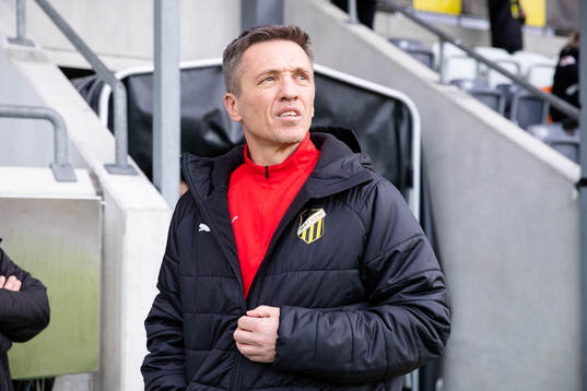 Häckens tränare Mats Gren innan fotbollsmatchen i Svenska