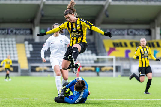 Växjös målvakt Katlynn Fraine och Häckens Pauline