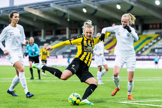 Häckens Stina Blackstenius och Växjös Emma Pennsäter