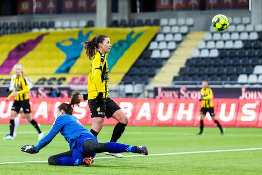 Växjös målvakt Katlynn Fraine och Häckens Pauline