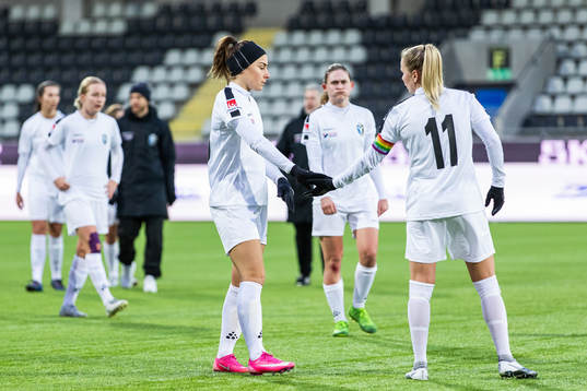 Växjös Andrea Mist Palsdottir och Emmi Alanen deppar
