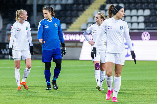 Växjös Emma Pennsäter och målvakt Katlynn Fraine deppar