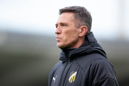 Häckens tränare Mats Gren innan fotbollsmatchen i Svenska
