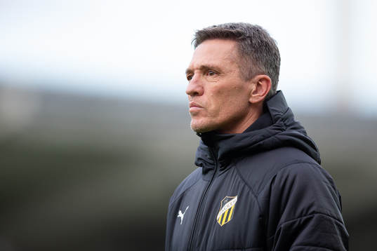 Häckens tränare Mats Gren innan fotbollsmatchen i Svenska