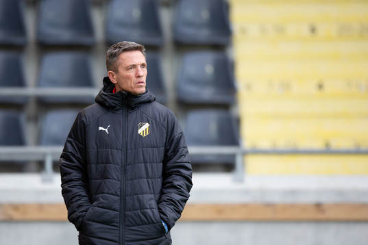 Häckens tränare Mats Gren innan fotbollsmatchen i Svenska