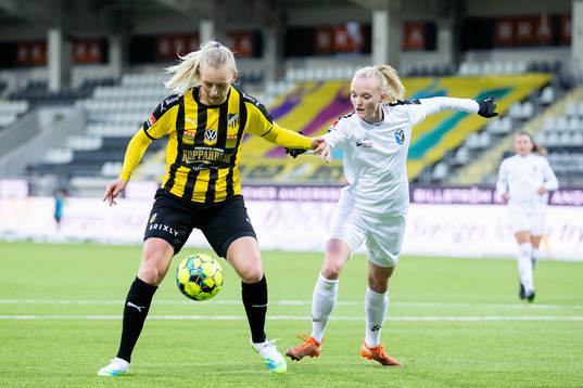 Häckens Stina Blackstenius och Växjös Emma Pennsäter