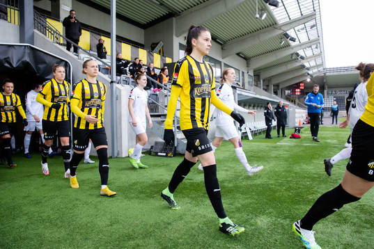 Häckens Anna Julia Csiki innan fotbollsmatchen i Svenska