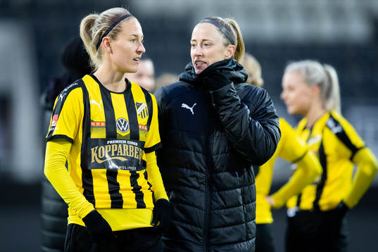 Häckens Emma Kullberg och målvakt Loes Guerts