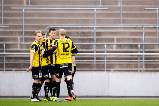 Häckens Alexander Jeremejeff  jublar med lagkamrater