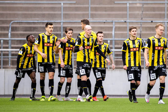 Häckens Alexander Jeremejeff  jublar med lagkamrater