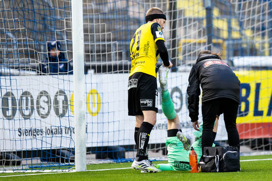 Häckens målvakt Pontus Dahlberg får vård
