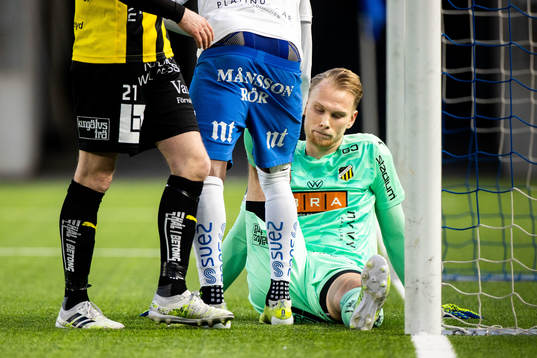 Häckens målvakt Pontus Dahlberg får hjälp att stretcha