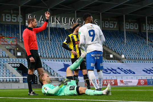 Domare Andreas Ekberg, Häckens målvakt Pontus Dahlberg