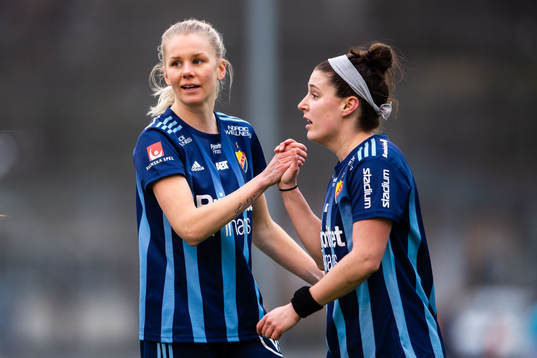 Djurgårdens Nellie Lilja och Hayley Dowd jublar