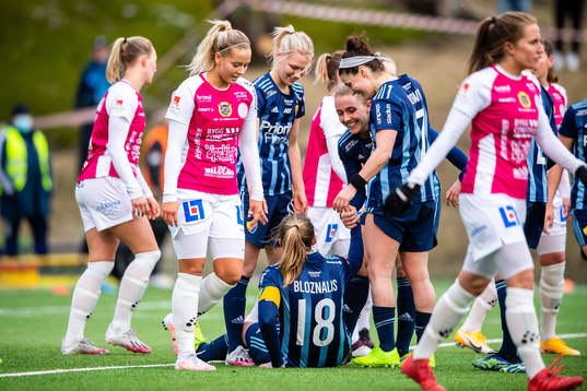 Djurgårdens Rachel Bloznalis  jublar med lagkamrater