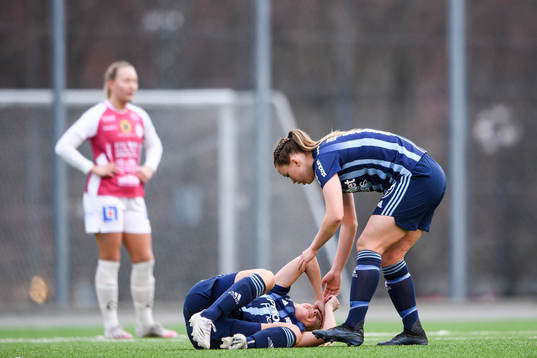 Djurgårdens Louise Hvarfner har ont och får hjälp av