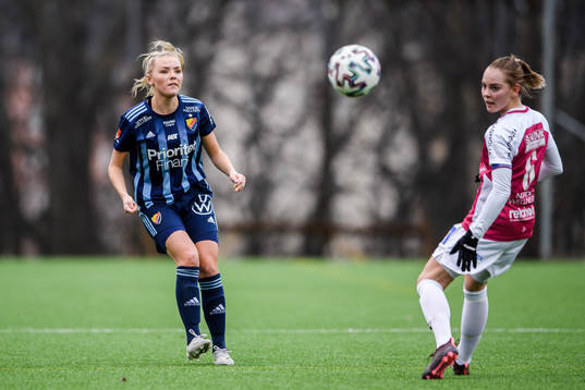 Djurgårdens Louise Hvarfner och Uppsalas Agnes Nyberg