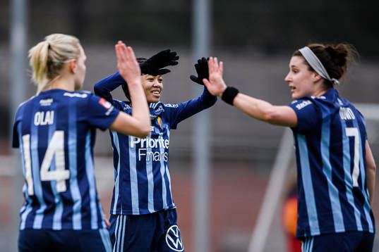 Djurgårdens Sara Olai  , Linda Motlhalo och Hayley Dowd