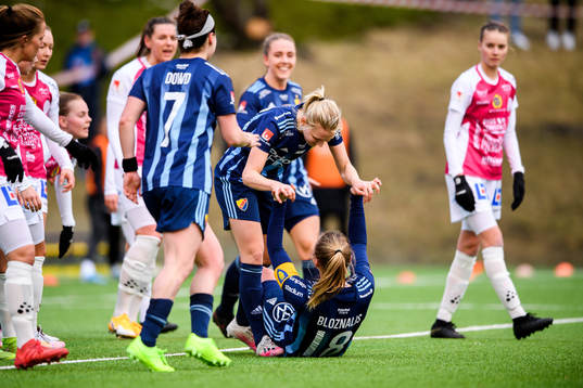 Djurgårdens Sara Olai och Rachel Bloznalis  jublar