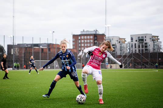 Djurgårdens Nellie Lilja och Uppsalas Hanna Persson
