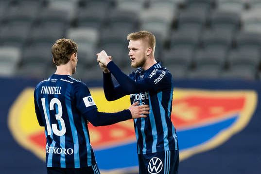 Djurgårdens Kalle Holmberg (h) gör 1-0 och gratuleras av