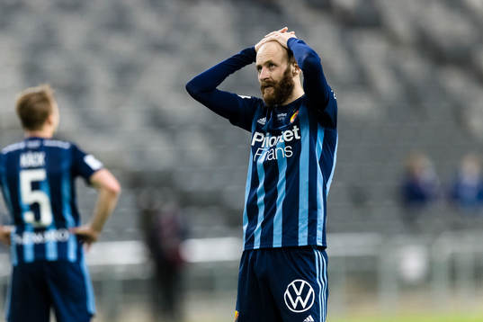 Djurgårdens Curtis Edwards tar sig för pannan