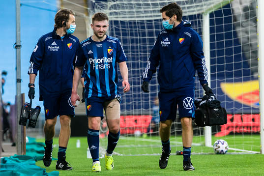 Djurgårdens Albion Ademi går vid sidan av planen med ett