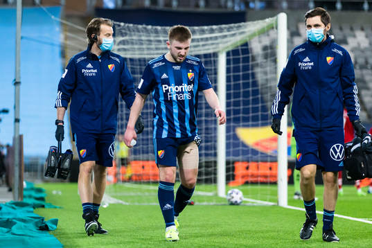 Djurgårdens Albion Ademi går vid sidan av planen med ett