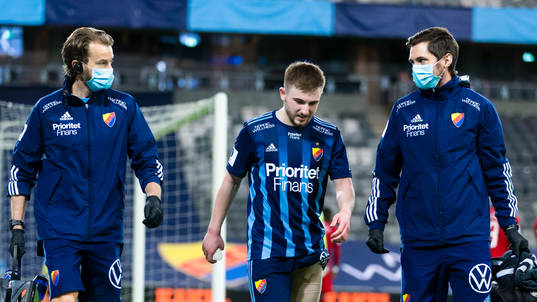 Djurgårdens Albion Ademi går vid sidan av planen med ett