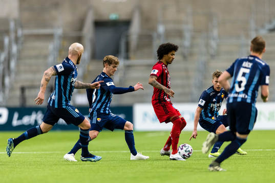 Östersunds Jerell Anthony Sellars omgiven av