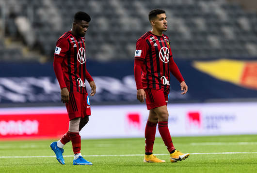 Östersunds Kalpi Wilfried Ouattara (v) skadar sig och får