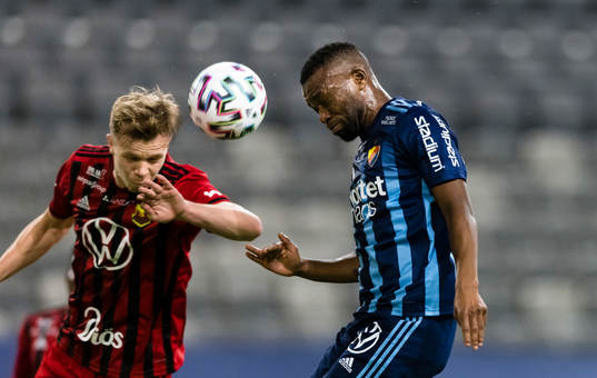 Djurgårdens Emmanuel Banda och Östersunds Eirik Haugan