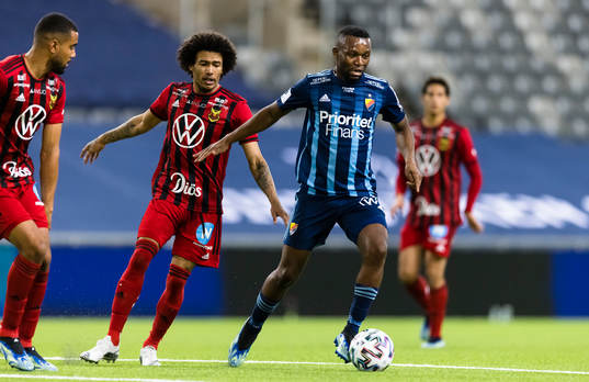 Djurgårdens Emmanuel Banda jagas av Östersunds Jerell