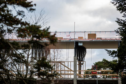 Exteriörbild på Stadsparksvallen som renoveras
