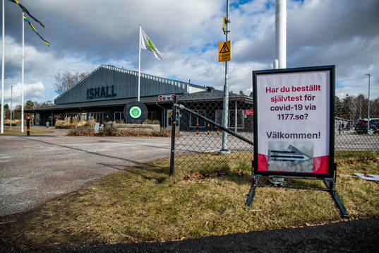 Skylt om självtest av Covid-19 utanför Kristianstad Ishall