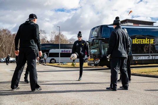 Västerås spelare värmer upp med fotboll