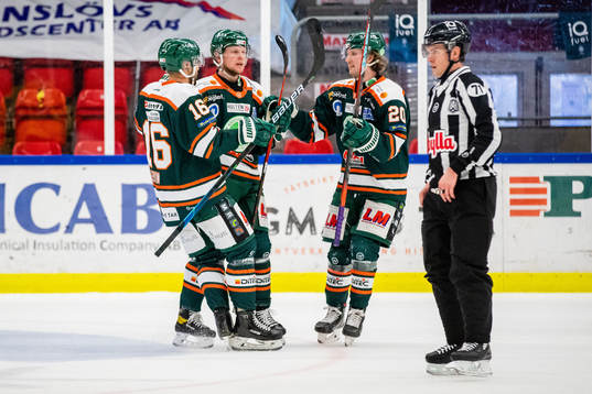 Kristianstads Kevin Wennström jublar med lagkamrater