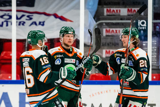 Kristianstads Kevin Wennström jublar med lagkamrater