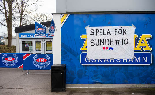 Ett plakat uppsatt på Be - Ge Hockey Center